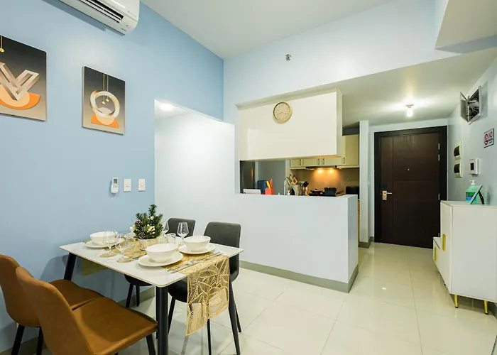 2br Uptown Bgc-33floor View And Near Malls And Restos Apartahotel