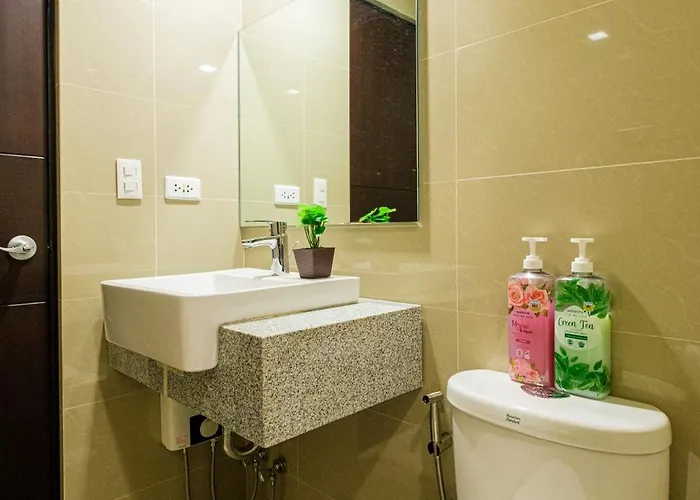 2br Uptown Bgc-33floor View And Near Malls And Restos Apartahotel 4*