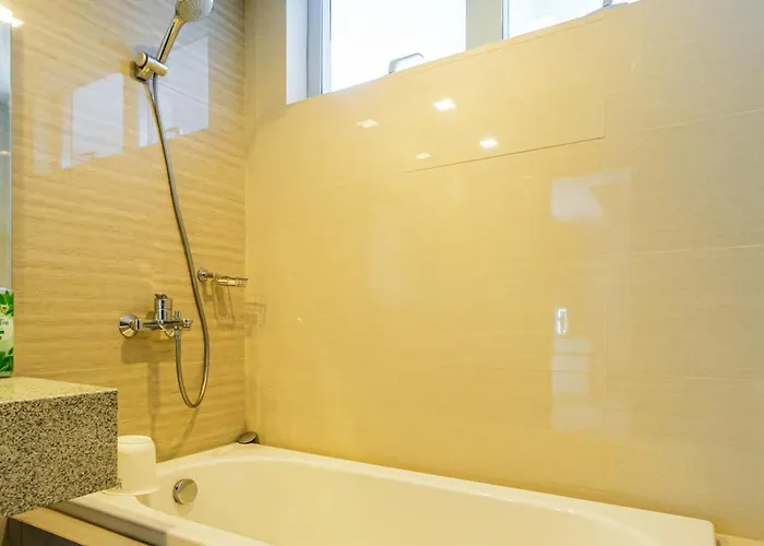 2br Uptown Bgc-33floor View And Near Malls And Restos Apartahotel Manila